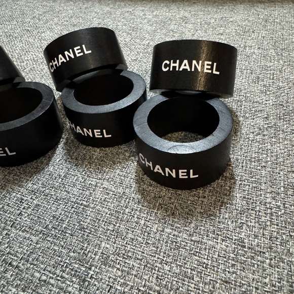 CHANEL White Napkin with Black Ring - Picture 5 of 5